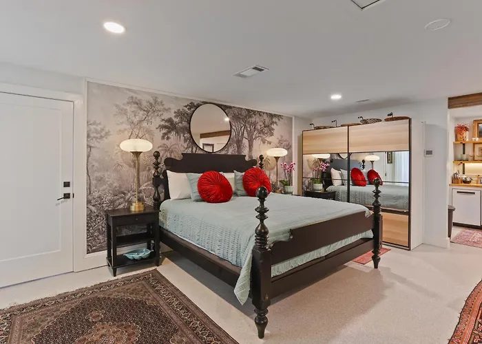 The Lilly- Enchanting Downtown Studio